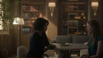 Vestido con cuello en V Boss usado por DA Mae Silver (Gloria Reuben) como se ve en Boston Blue (S01E03)