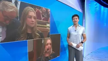 Polo en soie Vince porté par Stephanie Gosk comme on le voit dans Today le 31 octobre 2025