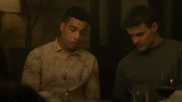 Camisa de botones con patrón de pintura Luca de John Varvatos usada por Ofc. Jonah Silver (Marcus Scribner) visto en Boston Blue (S01E03)