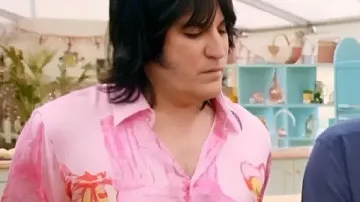 Gran Camiseta de Estampado de Caballo Rosa de Noel Fielding S16 de Great British Bake Off usada por el Presentador Propio (Noel Fielding) como se ve en The Great British Bake Off