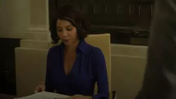 Chiara Boni La Petite Robe Kamala Jersey Midi Vestido usado por DA Mae Silver (Gloria Reuben) como se ve en Boston Blue (S01E03)