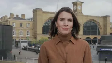 Chaqueta Sezane Will en gamuza color camello usada por Molly Hunter como se ve en Today el 3 de noviembre de 2025