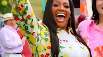 Gran Vestido Camisero con Estampado de Limones de Alison Hammond de British Bake Off usado por la autopresentadora (Alison Hammond) como se ve en The Great British Bake Off