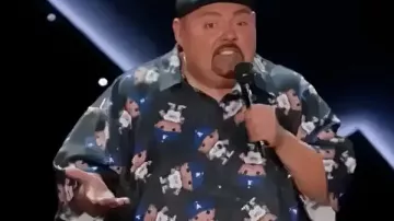 Camiseta estampada de Gabriel Iglesias Halloween Time Show en el video musical Halloween Time| Gabriel Iglesias