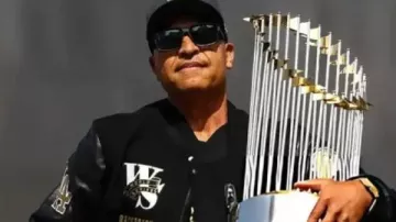 Chaqueta de desfile de los Dodgers de Dave Roberts en Dave Roberts se burla de los 3-Peat de los Dodgers, ofrece un discurso inspirador en la celebración de la Serie Mundial de los Dodgers!