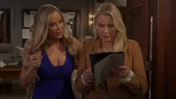 Blazer en capas en contraste de Favorite Daughter Kelly usado por Brooke Logan (Katherine Kelly Lang) como se ve en The Bold and the Beautiful el 24 de octubre de 2025