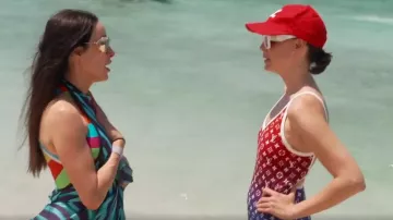 Louis Vuitton 2021 Imprimé Une Pièce porté par Bronwyn Newport comme on le voit dans Les vraies femmes au foyer de Salt Lake City (S06E08)