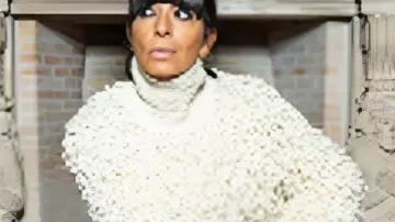 Celebrity Traitors Claudia Winkleman Pull à col roulé porté par Self - Host (Claudia Winkleman) comme on le voit dans The Celebrity Traitors (S01)