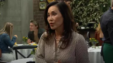 Haut à manches trois-quarts Max Studio en Cmkhamdc porté par Li Finnegan (Naomi Matsuda) comme on le voit dans The Bold and the Beautiful le 30 octobre 2025