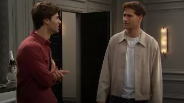 Chaqueta camisera Simkhai Archibald en lino natural usada por Deke (Harrison Cone) como se ve en The Bold and the Beautiful el 31 de octubre de 2025