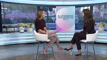 Pantalón Veronica Beard Arte Kick-Flare usado por Katherine Schwarzenegger como se ve en Today el 4 de noviembre de 2025