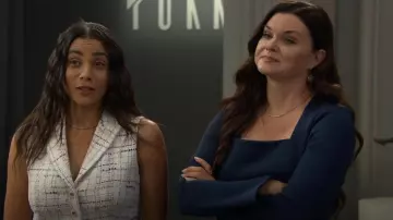 Minivestido tubo con cinturón Bcbg en índigo usado por Katie Logan (Heather Tom) como se ve en The Bold and the Beautiful el 31 de octubre de 2025