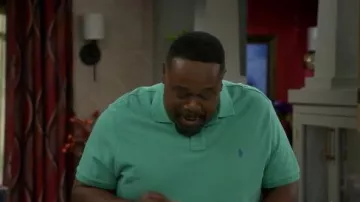 Polo de manga corta de Ralph Lauren usado por Calvin Butler (Cedric the Entertainer) como se ve en The Neighborhood (S08E04)