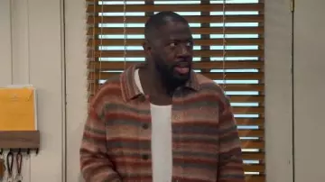 Cardigan rayé River Island porté par Malcolm Butler (Sheaun McKinney) comme on le voit dans The Neighborhood (S08E04)