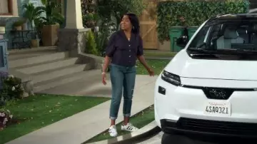 Zapatillas Adidas Superstar usadas por Tina Butler (Tichina Arnold) como se ve en The Neighborhood (S08E04)