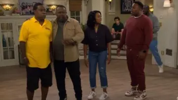 Cortes y rebanadas x Adidas Forum 84 High Pull Up Beloved usado por Marty Butler (Marcel Spears) como se ve en The Neighborhood (S08E04)