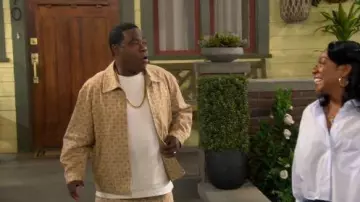 Chaqueta con cremallera Sandro Square Cross usada por Frank Crutchfield (Tracey Morgan) como se ve en The Neighborhood (S08E04)