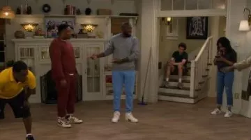 Pantalon de jogging bleu Adidas porté par Malcolm Butler (Sheaun McKinney) comme on le voit dans The Neighborhood (S08E04)