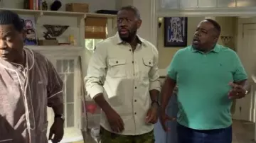 Sobrecamisa costera BYLT usada por Malcolm Butler (Sheaun McKinney) como se ve en The Neighborhood (S08E04)