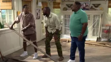 Sandalias Birkenstock Arizona en Taupe usadas por Malcolm Butler (Sheaun McKinney) como se ve en The Neighborhood (S08E04)