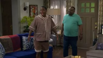 Short Kith Chenille Curtis porté par Frank Crutchfield (Tracey Morgan) comme on le voit dans The Neighborhood (S08E04)