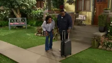 Alpargatas Gucci usadas por Tina Butler (Tichina Arnold) como se ve en The Neighborhood (S08E04)