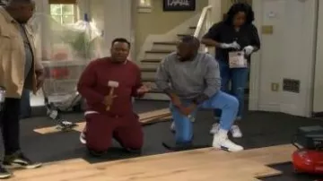 Chaussures de basket-ball Adidas Postmove Mid portées par Malcolm Butler (Sheaun McKinney) comme on le voit dans The Neighborhood (S08E04)