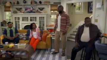 Scotch & Soda Tape Trimmed Tailored Straight Fit Joggers porté par Malcolm Butler (Sheaun McKinney) comme on le voit dans The Neighborhood (S08E04)
