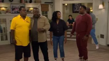 Pantalones de chándal Scotch & Soda Logo Regualr Fit en Burdeos usados por Marty Butler (Marcel Spears) como se ve en The Neighborhood (S08E04)
