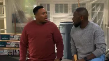 Scotch & Soda Logo Regualr Fit Sweatshirt in Bordeaux worn by Marty Butler (Marcel Spears) as seen in The Neighborhood (S08E04)