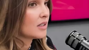 Llámalo por lo que es Suéter de copos de nieve usado por Camilla Luddington