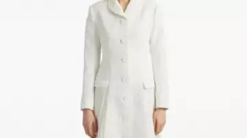 Abrigo blanco plisado usado por Glenn Close en All's Fair(S01)