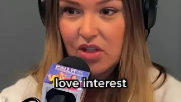 Sudadera con el logo de Houston usada por Camilla Luddington en Call It What It Is