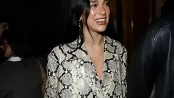 Abrigo con estampado de serpiente usado por Dua Lipa en el evento de escucha de Nueva York