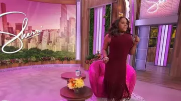 Robe en tricot de velours Sandro Carlita portée par Sherri Shepherd comme on le voit à Sherri le 5 novembre 2025