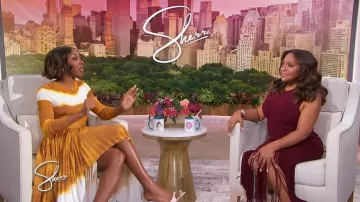 Jason Wu Falda asimétrica plisada a rayas pintadas usada por Ego Nwodim como se ve en Sherri el 5 de noviembre de 2025