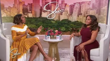 Jupe asymétrique plissée à rayures peintes de Jason Wu portée par Ego Nwodim comme on le voit à Sherri le 5 novembre 2025