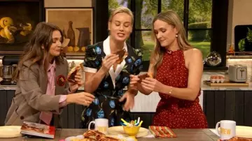 Robe midi en mousseline de soie à pois Rixo Abi portée par Courtney McBroom comme on le voit dans le spectacle Drew Barrymore le 27 octobre 2025