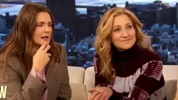 Haut à col roulé Cara Cara Reese Tie-Dyed porté par Edie Falco tel qu’on le voit dans le spectacle Drew Barrymore le 27 octobre 2025