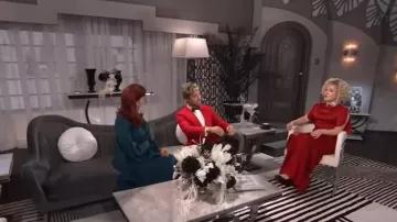 Victoria Beckham Robe à manches courtes à fronces portée par Kelly Clarkson, comme on le voit dans le spectacle Kelly Clarkson le 31 octobre 2025