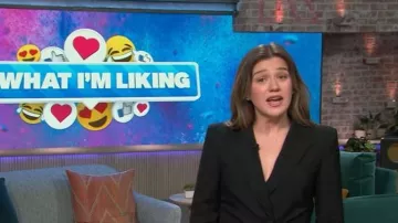 Blazer de lana ajustado en el lado fruncido de McQueen usado por Kelly Clarkson como se ve en The Kelly Clarkson Show el 3 de noviembre de 2025