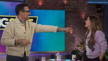 Denim Slim Authentic de Banana Republic usado por Lawrence Zarian como se ve en The Kelly Clarkson Show el 4 de noviembre de 2025