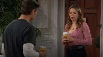 Haut à manches longues en dentelle BDG Olivia porté par Tessa Porter (Cait Fairbanks) comme on le voit dans Les Feux de l’Amour le 27 octobre 2025