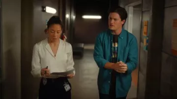 Kobi Halperin Rebekah Long Sleeve Blouse porté par Sarah Truong (Mayko Nguyen) comme on le voit dans Hudson & Rex (S08E04)