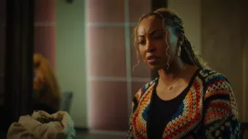 Alice et Olivia Anderson Cropped Boxy Crochet Cardigan porté par Jan Renley (Raven Dauda) comme on le voit dans Hudson & Rex (S08E04)