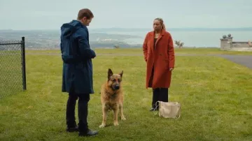 Yuzefi Mochi Angora Pebble Grained Leather porté par Jan Renley (Raven Dauda) comme on le voit dans Hudson & Rex (S08E04)