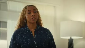 Blouse délicate à manches longues Pilcro portée par Jan Renley (Raven Dauda) comme on le voit dans Hudson & Rex (S08E04)