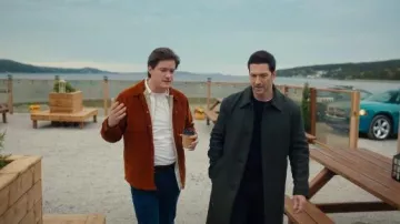 Passager Kodiak Sherpa doublé cordon surchemise rouge portée par Jesse Mills (Justin Kelly) comme on le voit dans Hudson & Rex (S08E04)