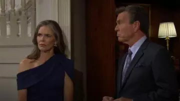 Robe en crêpe drapé à une épaule Badgley Mishka portée par Diane Jenkins (Susan Walters) comme on le voit dans Les Feux de l’Amour le 27 octobre 2025