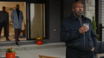 Michael Kors Veste Harrington légère à manches longues zippée sur le devant portée par Chris Sandiford comme on le voit dans Hudson & Rex (S08E04)